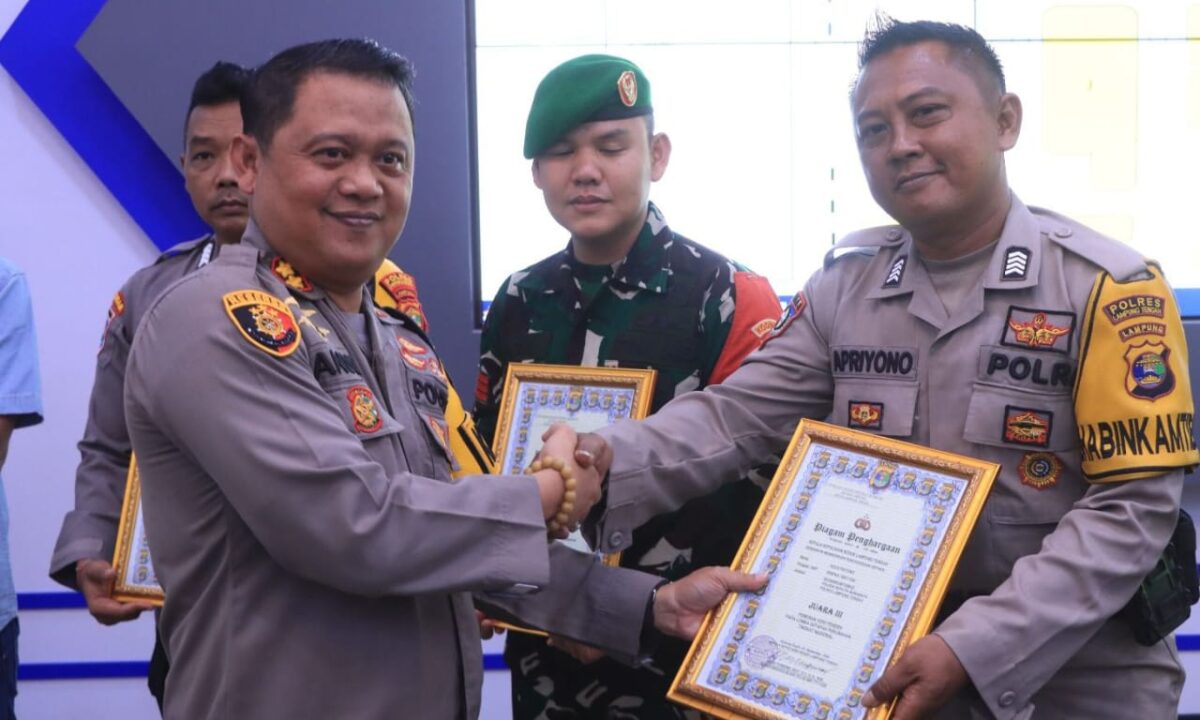 Penyerahan penghargaan oleh Kapolres Lampung Tengah AKBP Andik Purnomo Sigit, Senin 9 September 2024.