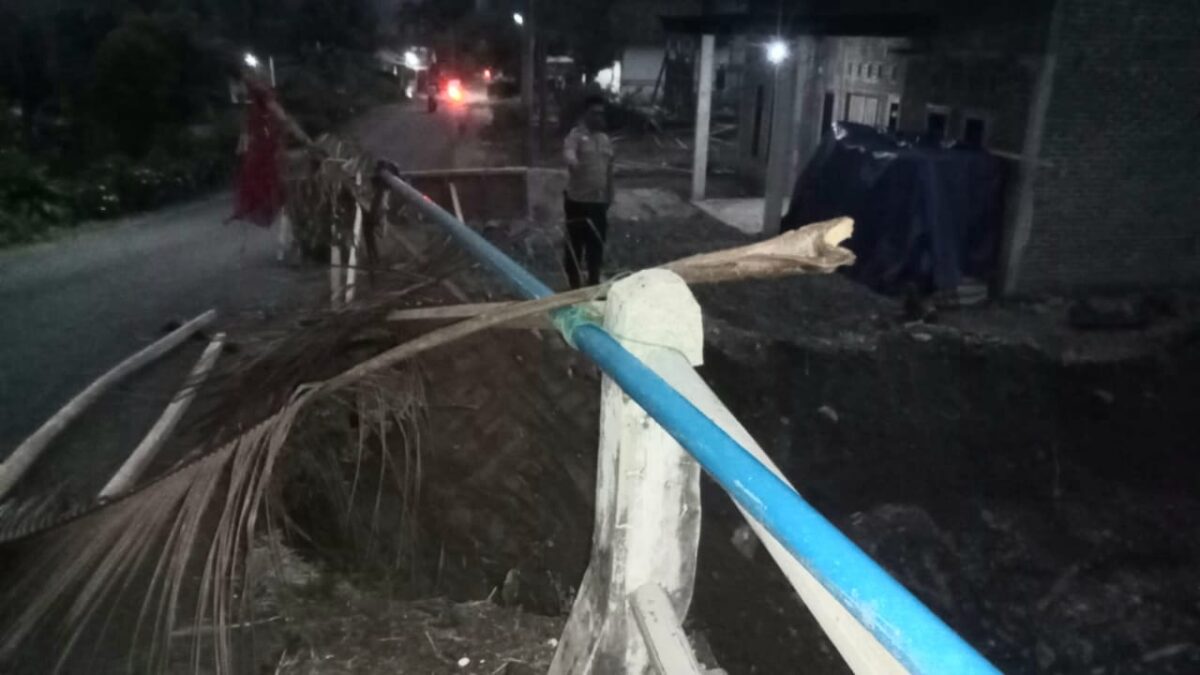 Pemeriksaan jembatan terkikis di Pekon Tugu Papak, Semaka, Tangggamus, Senin 9 September 2024.