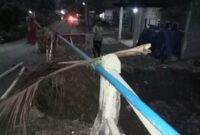 Pemeriksaan jembatan terkikis di Pekon Tugu Papak, Semaka, Tangggamus, Senin 9 September 2024.