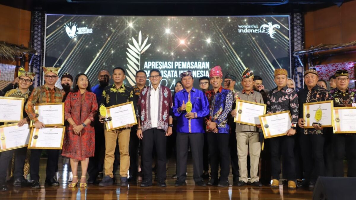 Foto bersama Pj Bupati Nukman dan Menteri Pariwisata dan Ekonomi Kreatif RI, Sandiaga Uno, usai menerima penghargaan di Balairung Soesilo Soerdarman, Jakarta Pusat, Senin malam 9 September 2024.