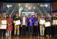 Foto bersama Pj Bupati Nukman dan Menteri Pariwisata dan Ekonomi Kreatif RI, Sandiaga Uno, usai menerima penghargaan di Balairung Soesilo Soerdarman, Jakarta Pusat, Senin malam 9 September 2024.
