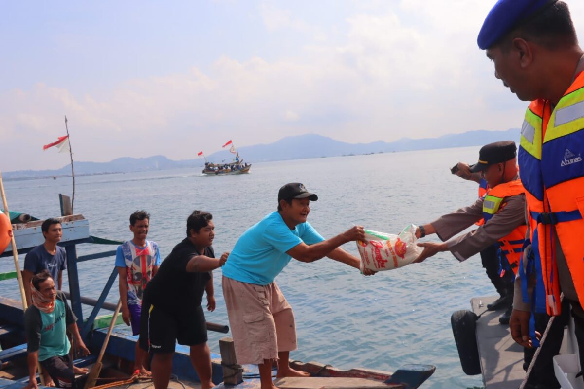 Bantuan sosial kepada Nelayan oleh Polresta Bandar Lampung, Rabu 11 September 2024.