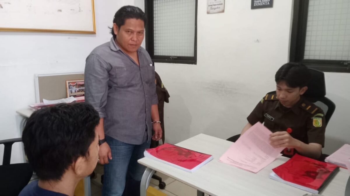 Tersangka saat dilimpahkan ke Cabjari Talang Padang, Tanggamus, Rabu 11 September 2024.