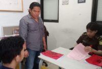 Tersangka saat dilimpahkan ke Cabjari Talang Padang, Tanggamus, Rabu 11 September 2024.