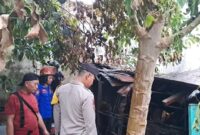 Polisi saat memeriksa kebakaran dapur rumah janda di Talang Padang Tanggamus, Rabu 11 September 2024, sore.
