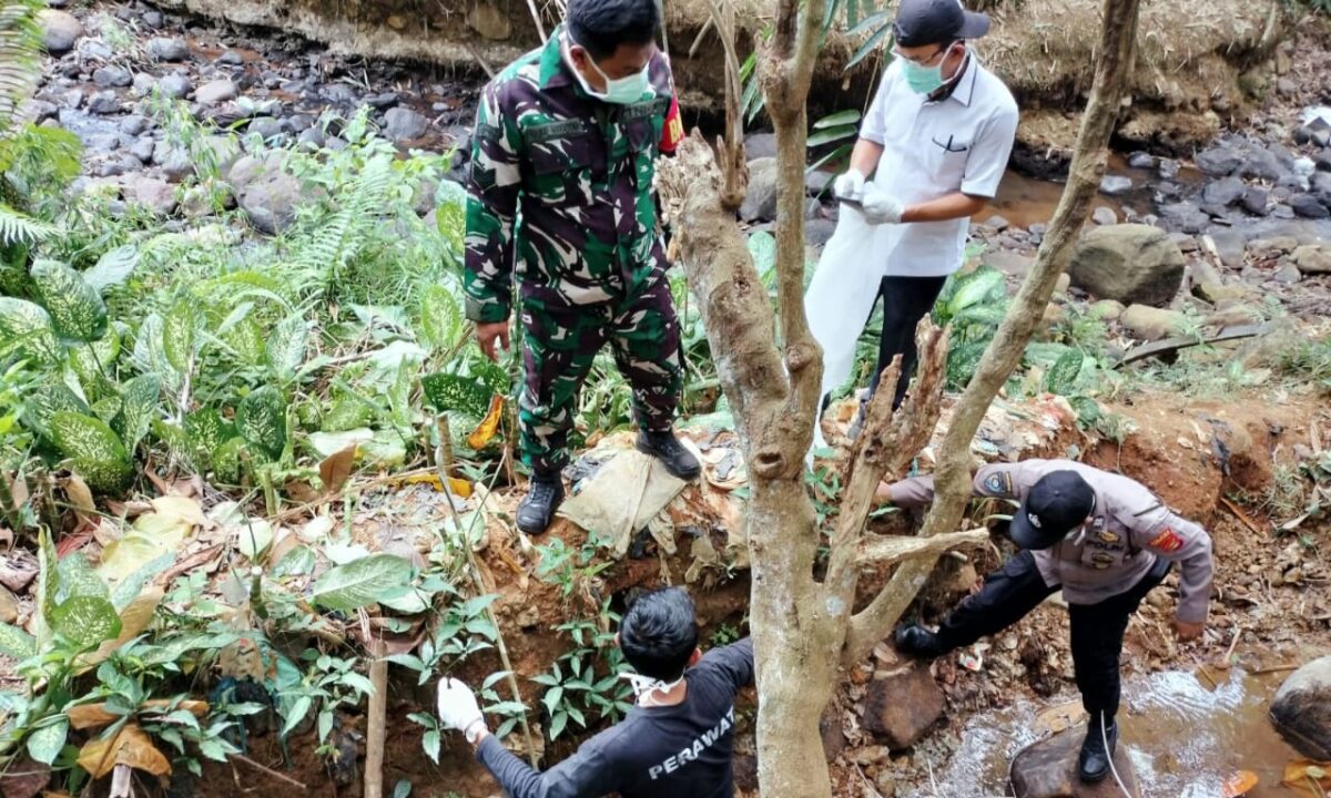 Tim Gabungan saat evakuasi mayat bayi di Desa Tulung Balak Kecamatan Tanjung Raja Kabupaten Lampung Utara pada Rabu 11 September 2024.