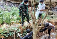 Tim Gabungan saat evakuasi mayat bayi di Desa Tulung Balak Kecamatan Tanjung Raja Kabupaten Lampung Utara pada Rabu 11 September 2024.