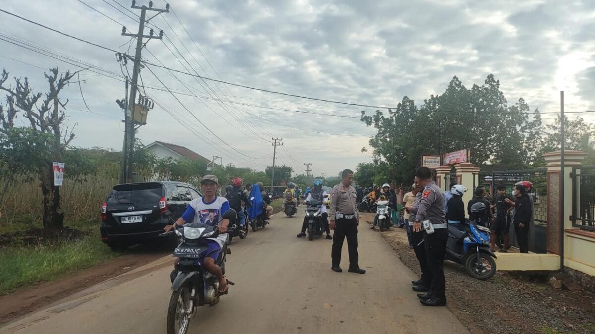 Polisi saat melakukan cek TKP kecelakaan siswi MTs di Lampung Utara, Kamis 12 September 2024.