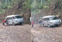 Kendaraan tak kuat menanjak di jalan raya Limau, Tanggamus.