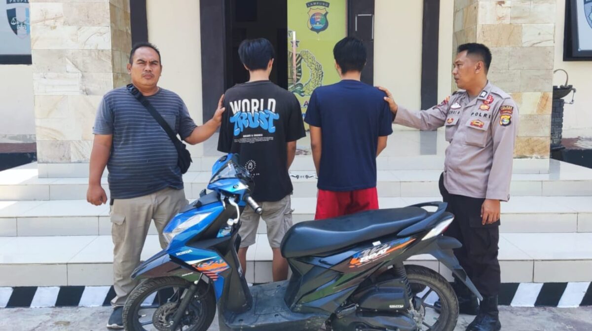 Tersangka penggelapan dan penadahan saat akan dijebloskan ke sel tahanan Polsek Kota Agung, Tanggamus, Kamis 12 September 2024.