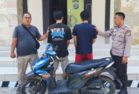 Tersangka penggelapan dan penadahan saat akan dijebloskan ke sel tahanan Polsek Kota Agung, Tanggamus, Kamis 12 September 2024.