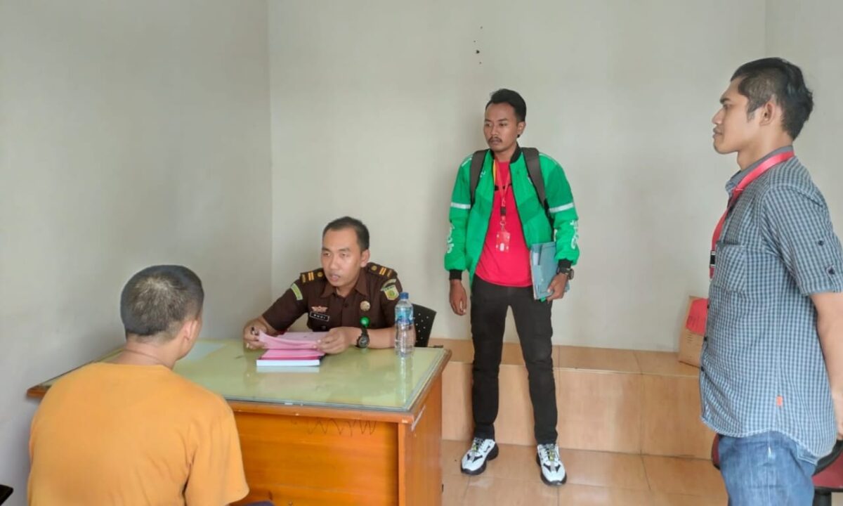 Tersangka Wahyu Saputra saat dilimpahkan ke Kejari Tanggamus, Selasa 12 September 2024.