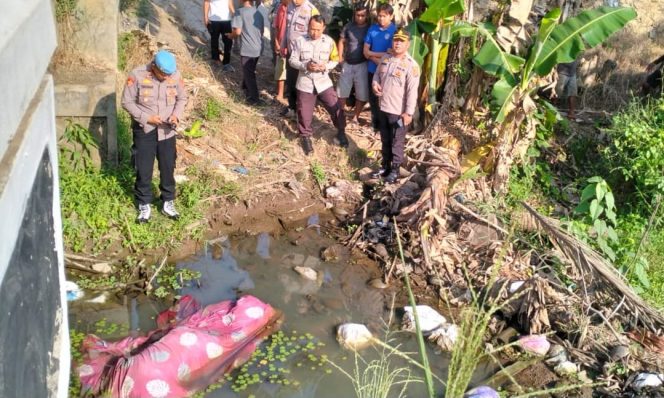 
 Polisi saat melakukan identifikasi mayat di Sungai Binong, Way Layap, Gedongtaan, Pesawaran pada Selasa, 20 Agustus 2024, lalu.