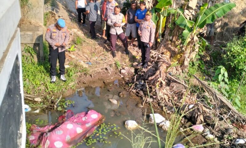 Polisi saat melakukan identifikasi mayat di Sungai Binong, Way Layap, Gedongtaan, Pesawaran pada Selasa, 20 Agustus 2024, lalu.