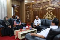 Pj Bupati Lambar Nukman saat menerima kunjungan Anisah di ruang kerjaanya, Kamis.12 September 2024.