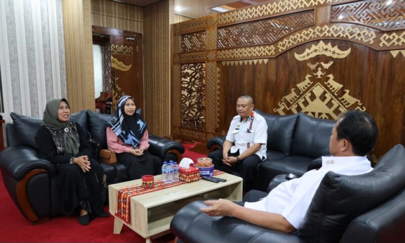 Pj Bupati Lambar Nukman saat menerima kunjungan Anisah di ruang kerjaanya, Kamis.12 September 2024.