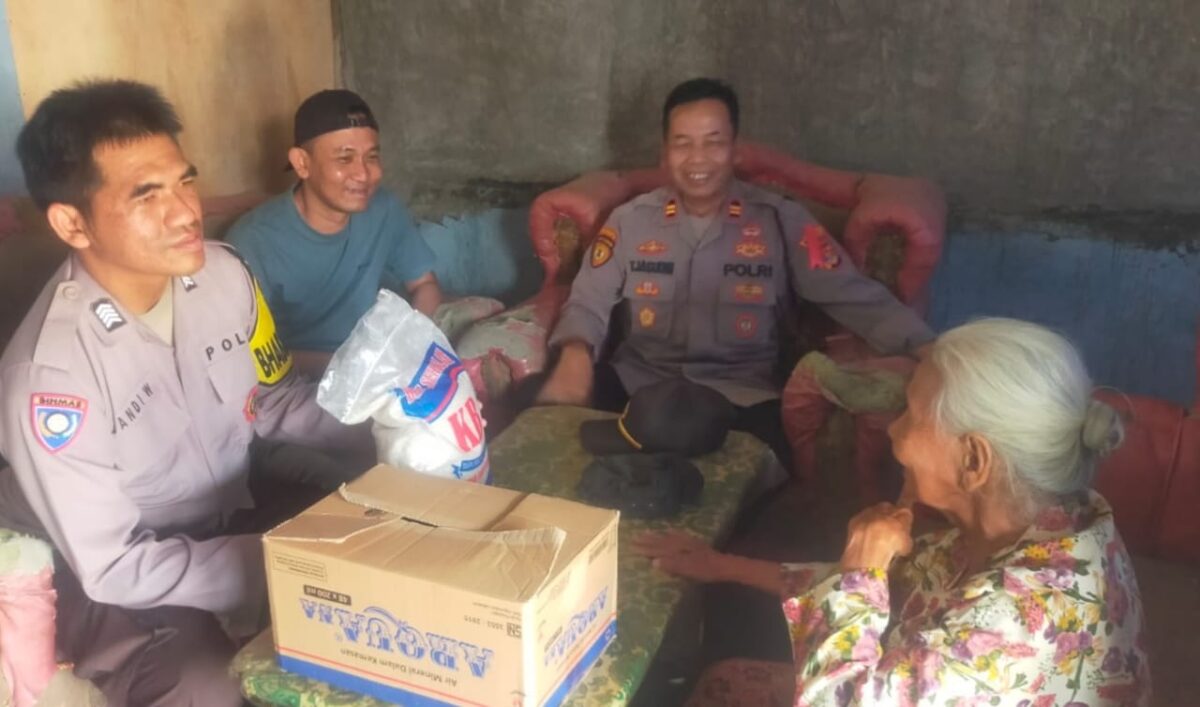 Kapolsek Wonosobo Iptu Tjasudin saat menyerahkan bantuan kepada warga Pekon Srimelati, Jumat 13 September 2024.