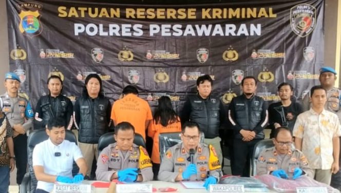 
 Konferensi pers pengungkapan kasus penemuan mayat di Jembatan Binong Pesawaran di Mapolres setempat, Jumat 13 September 2024.