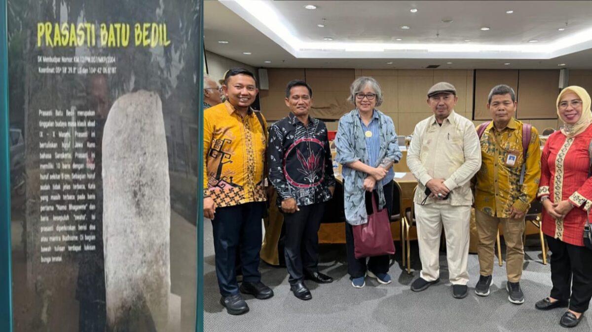 Kolase foto situs batu bedil Tanggamus dan saat foto bersama tim TACBN usai rekomendasi batu bedil masuk cagar budaya Nasional di Jakarta, Selasa 10 September 2024.