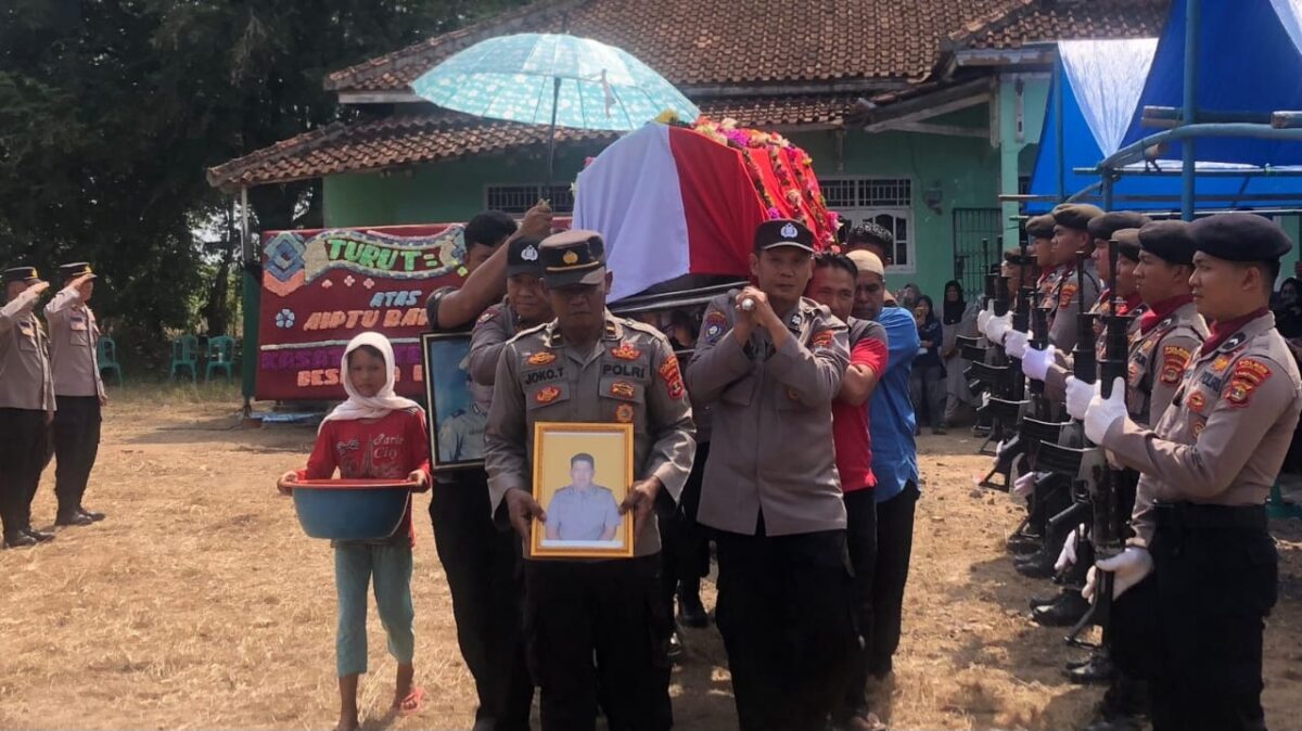 Prosesi Pemakaman Alm. Aiptu Baharudin, Ps. KA SPKT 2 Polsek Terusan Nunyai saat dibawa dari rumah duka, Sabtu 14 September 2024.