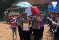 Prosesi Pemakaman Alm. Aiptu Baharudin, Ps. KA SPKT 2 Polsek Terusan Nunyai saat dibawa dari rumah duka, Sabtu 14 September 2024.