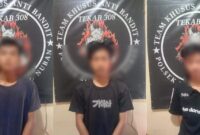 Ketiga tersangka saat diamankan di Polsek Bumi Ratu Nuban, Lampung Tengah, Sabtu 14 September 2024.
