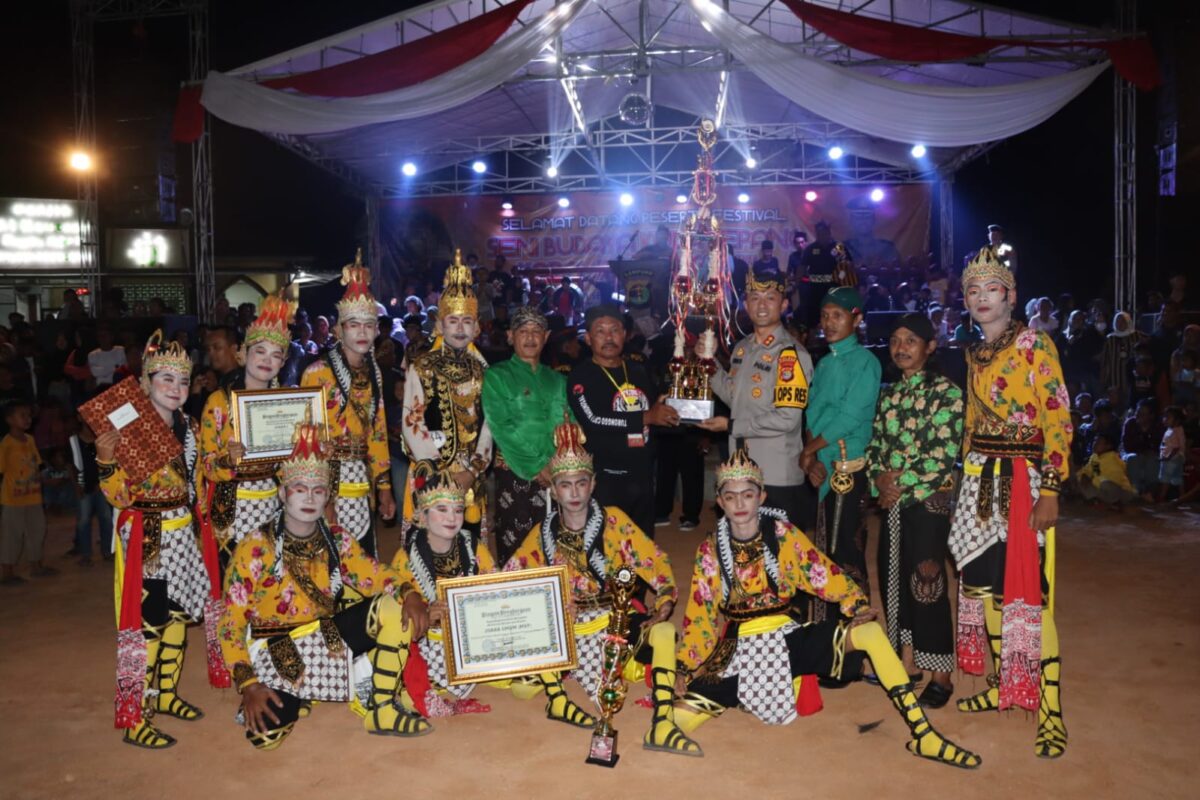 Penyerahan Hadiah kepada Pemenang Festival Kuda Kepang Polres Pringsewu, Minggu 15 September 2024, malam.