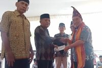 Penyerahan Bantuan oleh Calon Bupati Tanggamus Haji Saleh Asnawi memberikan bantuan saat menghadiri Maulid Nabi di Pekon Kandang Besi, Kota Agung Barat, Selasa 17 September 2024 | Edi Hidayat | Media Prioritastv.com.