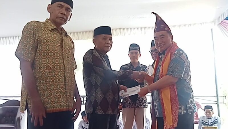 Penyerahan Bantuan oleh Calon Bupati Tanggamus Haji Saleh Asnawi memberikan bantuan saat menghadiri Maulid Nabi di Pekon Kandang Besi, Kota Agung Barat, Selasa 17 September 2024 | Edi Hidayat | Media Prioritastv.com.