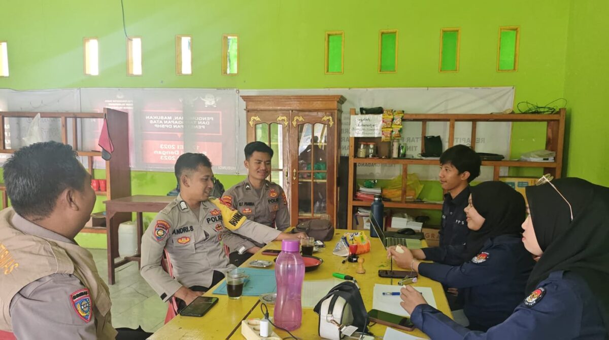 Anggota Polsek Talang Padang saat menyambangi PPS Pekon Talang Padang, Selasa 17 September 2024.