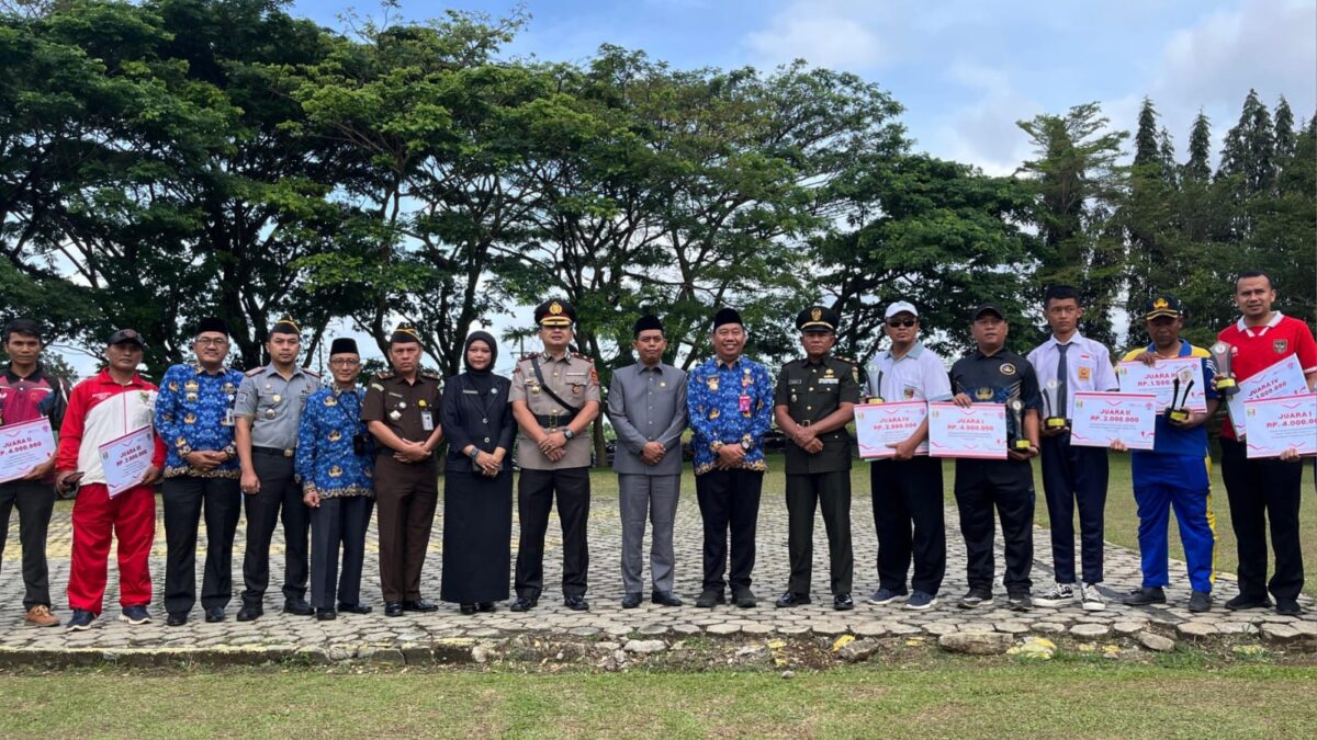Penyerahan Hadiah Lomba Pekan Olahraga Tanggamus di Lapangan Pemkab setempat, Selasa 17 September 2024.