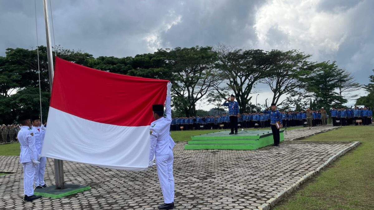 Pj Sekda Tanggamus, Suadi saat memimpin upacara memperingati Hari Palang Merah Indonesia (PMI), Hari Pamong Praja, Hari Olahraga Nasional dan 
Hari Perhubungan Nasional di Lapangan Pemda Kabupaten Tanggamus, Selasa 17 September 2024.
