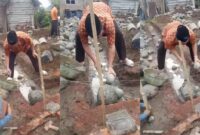 Kakon Kuripan Limau Tanggamus, Ansoruddin saat melakukan Peletakan Batu Pertama Pondok Pesantren Saung Darul Saadah, Senin 16 September 2024.