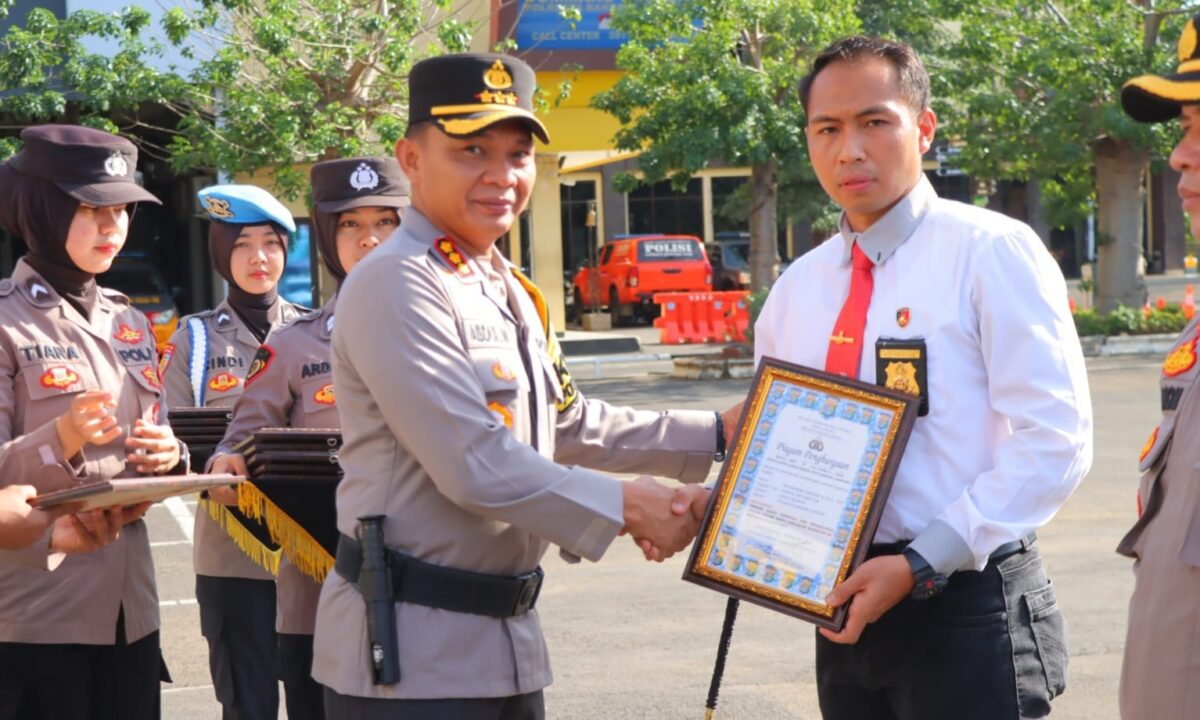 Penyerahan piagam penghargaan oleh Kapolresta Bandar Lampung, Rabu 18 September 2024.