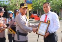 Penyerahan piagam penghargaan oleh Kapolresta Bandar Lampung, Rabu 18 September 2024.