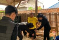 Tersangka EB saat digrebek di salah satu bengkel di Sukoharjo, Pringsewu, Senin 16 September 2024.