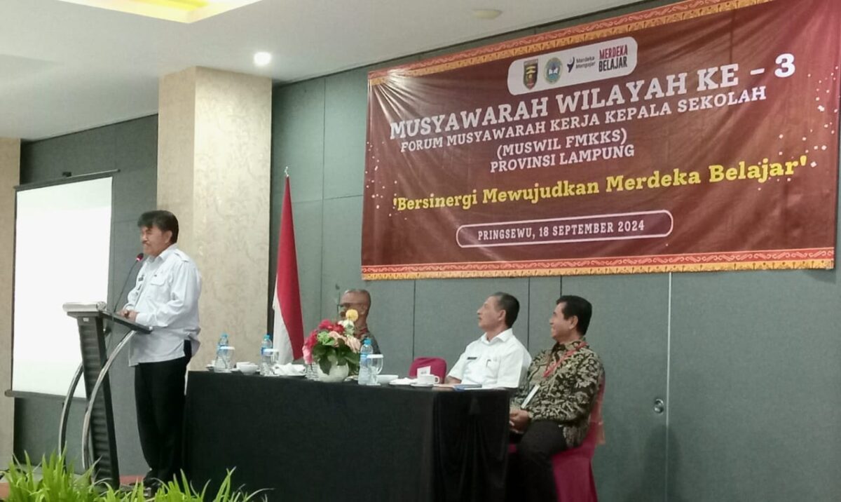 Sekda Pringsewu Heri Iswahyudi saat membuka Muswil ke-3 Forum MKKS SMP Provinsi Lampung, Rabu 18 September 2024.