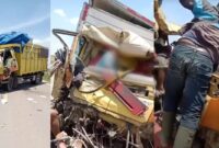 Kolase foto evakuasi dua sopir truk yang terlibat kecelakaan di Jalan BNIL Tulang Bawang, Lampung, Rabu 18 September 2024.
