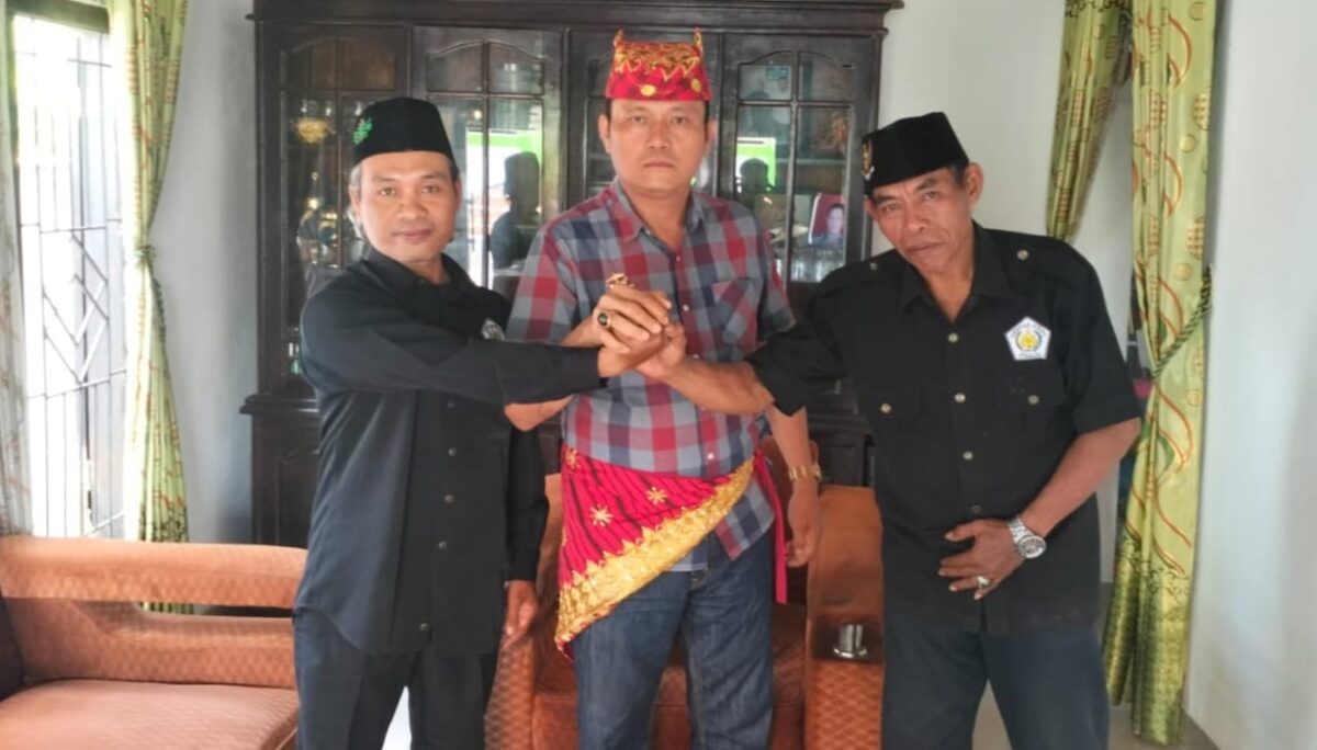 Wakil Panglima Penggitokh Alam Tanggamus Kerajaan Adat Paksi Pak Sekala Brak Kepaksian Pernong Lampung, Mirza YB saat menerima kunjungan pengurus TTKKDH di kediamannya di Pekon Negara Batin, Kecamatan Kota Agung Barat, Rabu 18 September 2024.