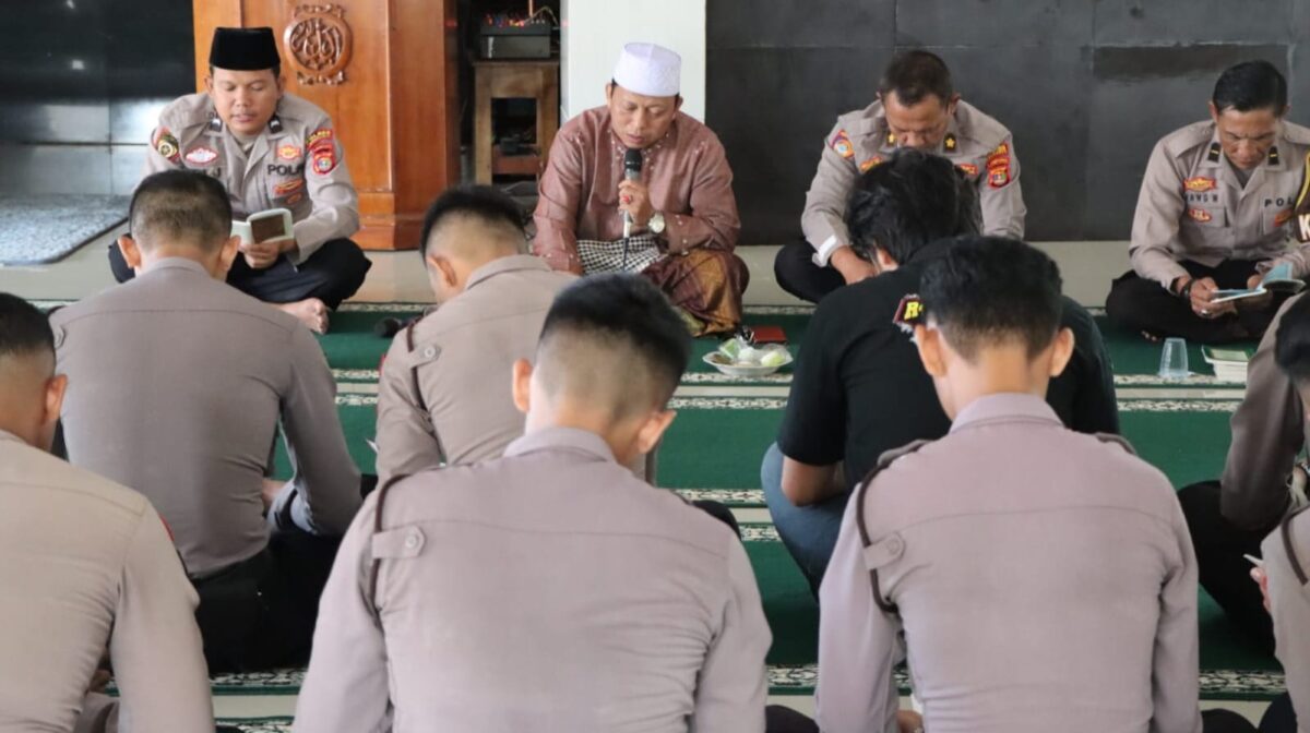 Tausiah Ustad Amrillah di Polres Tanggamus, Kamis 19 September 2024.