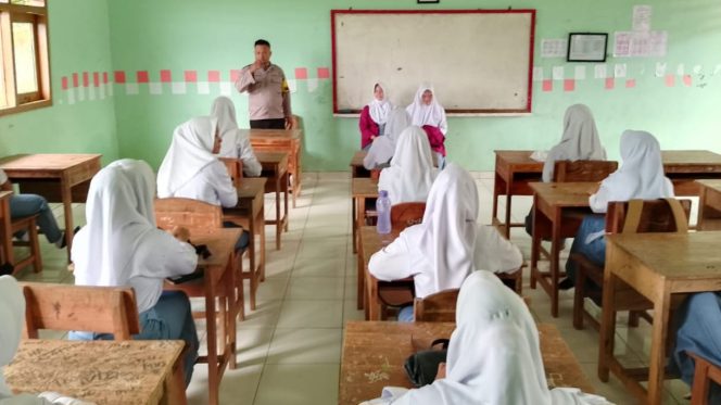 
 Penyuluhan Bhabinkamtibmas Polres Tanggamus di SMAN Cukuh Balak, Kamis 19 September 2024.