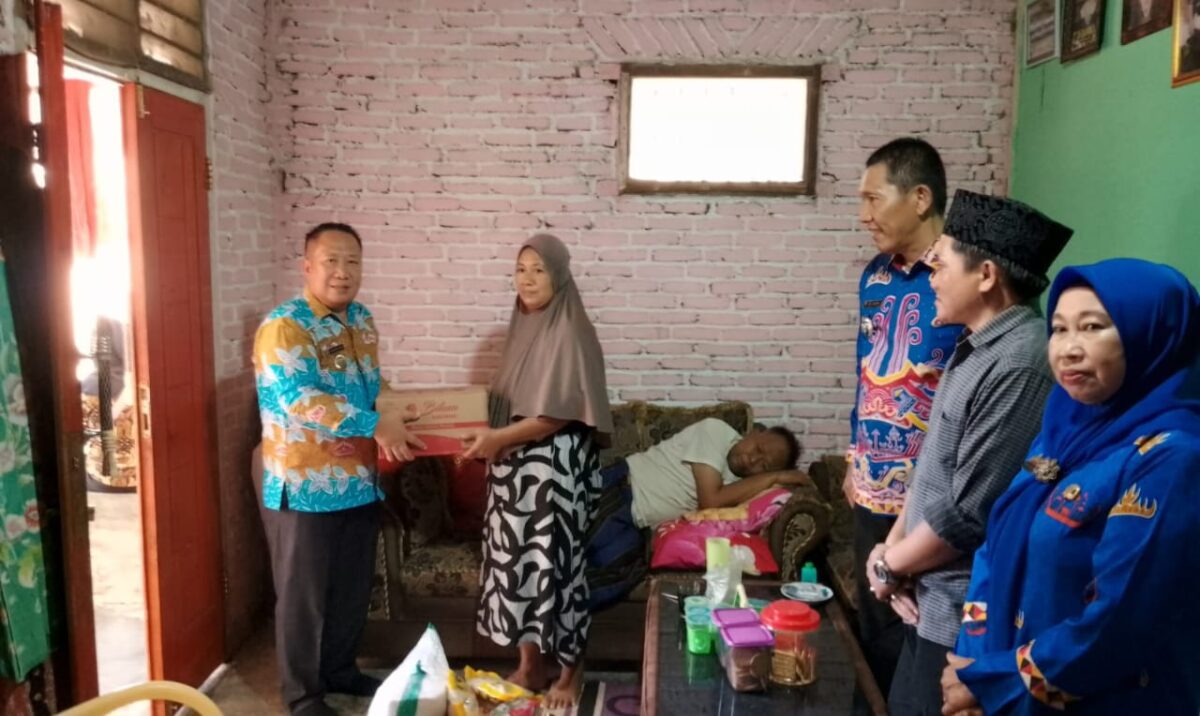 Kadis Dinsos Tanggamus Hardarsyah saat mengunjungi kediaman M. Haedi di Pekon Banjarsari, Talang Padang, Kamis 19 September 2024.
