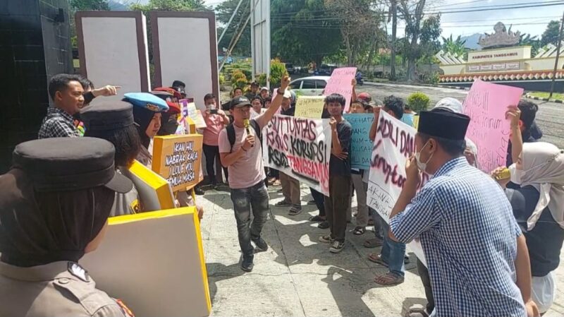 Aksi Unjuk Rasa Gerakan Aliansi Muda Tanggamus di Kejari Tanggamus, Jumat 20 September 2024.
