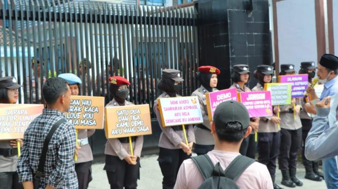 
 Polwan Polres Tanggamus saat amankan aksi unjuk rasa di depan Kantor Kejaksaan Negeri Tanggamus, Jumat 20 September 2024.