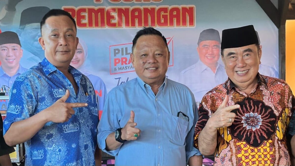 Ketua DPC Gerindra Tanggamus Mukhlis Basri, bersama Haji Saleh Asnawi dan Ketua Tim Pemenangan  Jalan Lurus, Nuzul Irsan di Posko Pemenangan Graha Garuda Yaksa, Kota Agung Timur, Sabtu 21 September 2024.