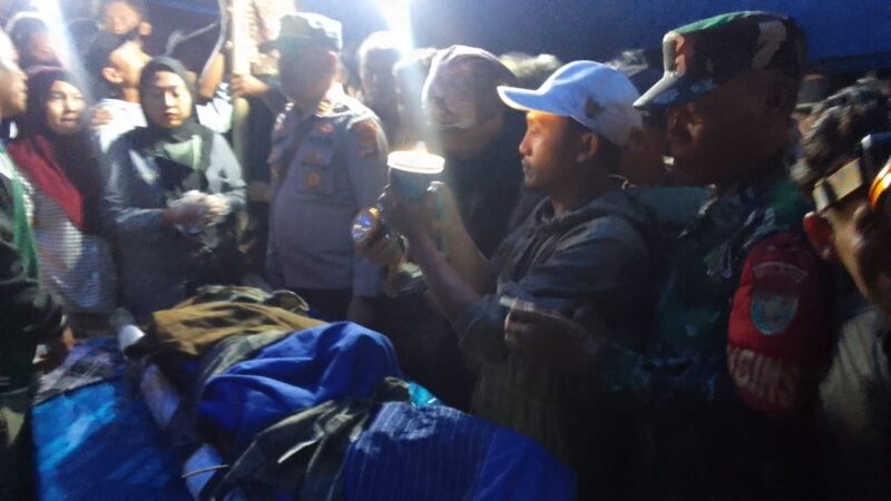 Evakuasi Jenazah korban serangan harimau di Suoh Lampung Barat, Sabtu 21 September 2024, malam.