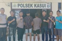 Kedua tersangka saat diambankan di Polsek Kasui, Way Kanan, Lampung, Minggu 22 September 2024.