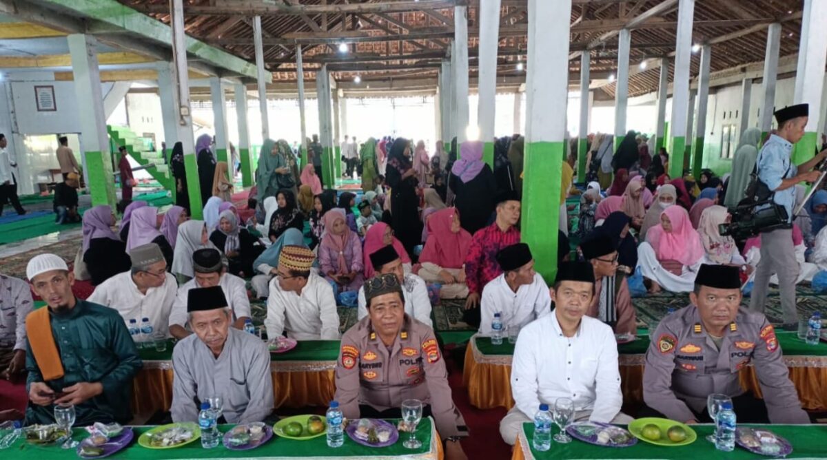 Plt Kapolsek Sumberejo Iptu Haryono bersama Kabag SDM AKP Sarwani saat Menghadiri Pengajian Akbar dan Wisuda Al-Qur'an di Ponpes Darul Falah Sumberejo. Foto : AsrulAriski/Media Prioritastv.com. 