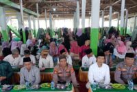 Plt Kapolsek Sumberejo Iptu Haryono bersama Kabag SDM AKP Sarwani saat Menghadiri Pengajian Akbar dan Wisuda Al-Qur'an di Ponpes Darul Falah Sumberejo. Foto : AsrulAriski/Media Prioritastv.com. 