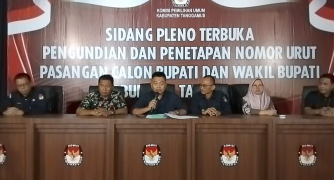 
 KPU Tanggamus saat konferensi pers Penetapan Calon Bupati dan Wakil Bupati Tanggamus Tahun 2024, Minggu 22 September 2024 | Herdi/Media Prioritastv.com.